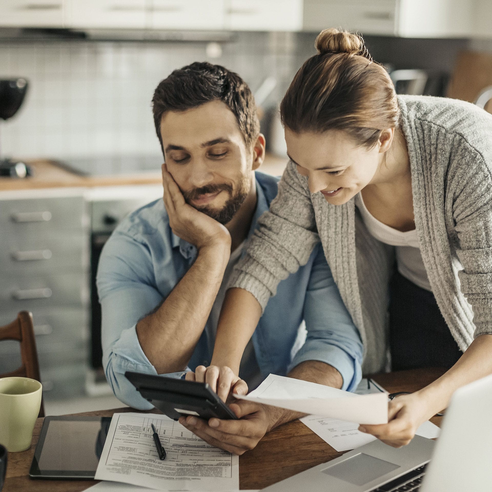 Pareja con una calculadora